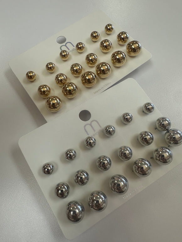 9 Ct of assorted studs